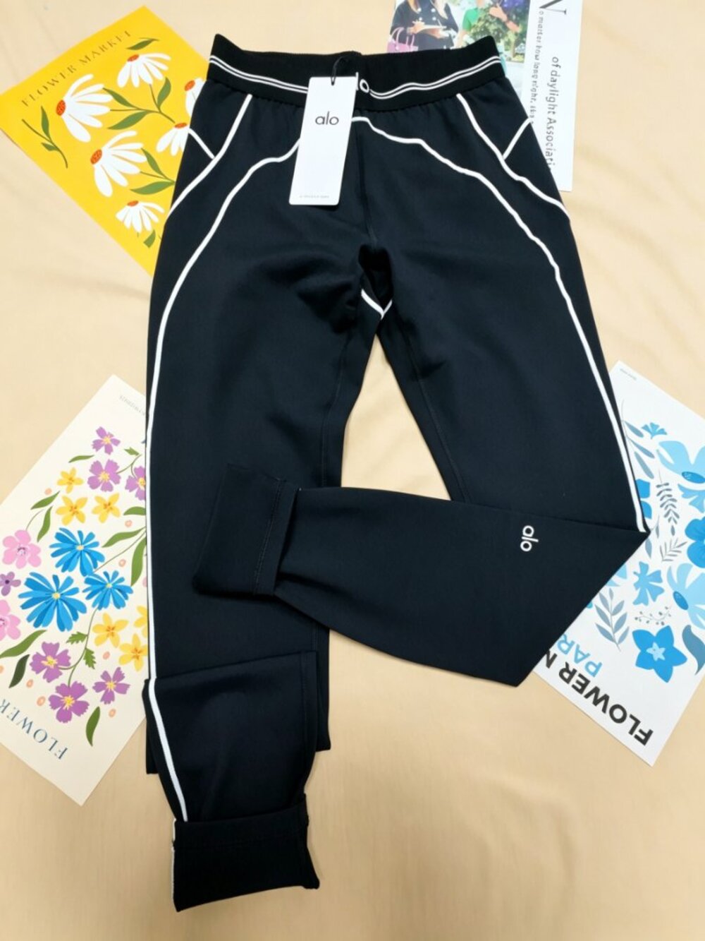 ALO Yoga NWT🧘🏻Airbrush High-Waist Heart Throb Black/White Legging🎭 - Picture 8 of 13